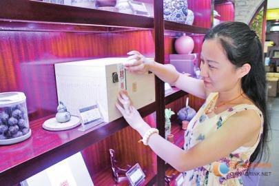 茶行工作人員正在準(zhǔn)備中秋茶禮。