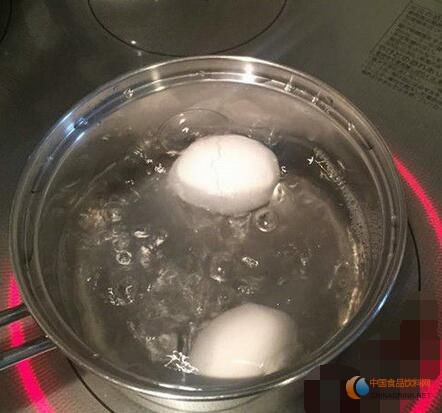 敢吃嗎？島國人竟用飲料煮出綠色雞蛋！